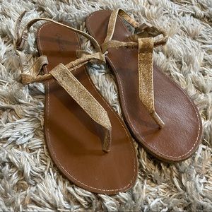 Qupid women’s size 8 gold sparkly sandal